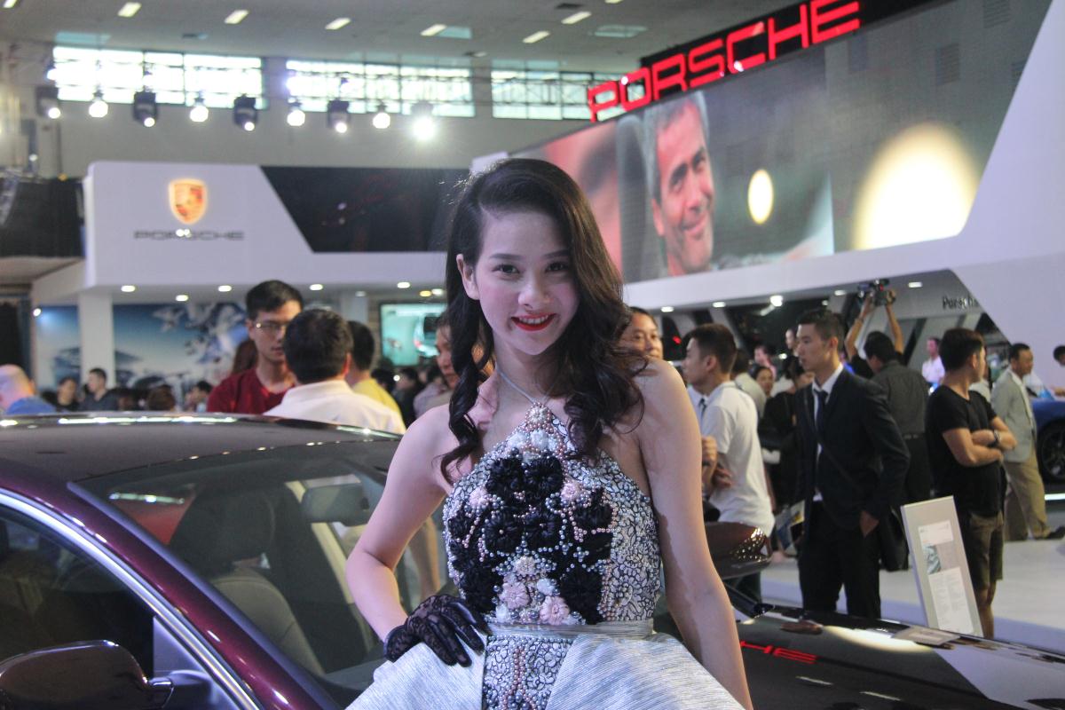 Người mẫu khoe sắc tại Vietnam Motor Show 2015